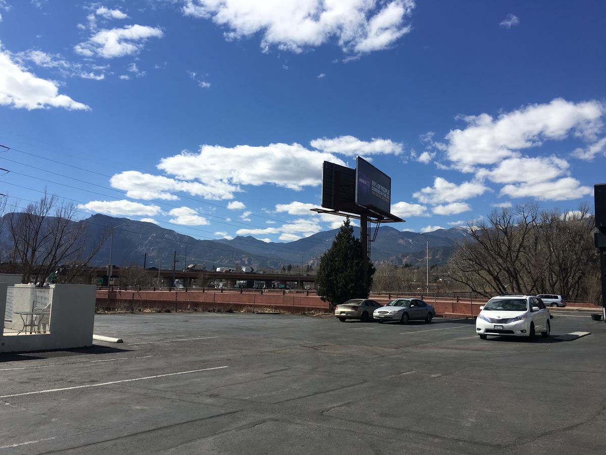 Howard Johnson By Wyndham Colorado Springs Bagian luar foto