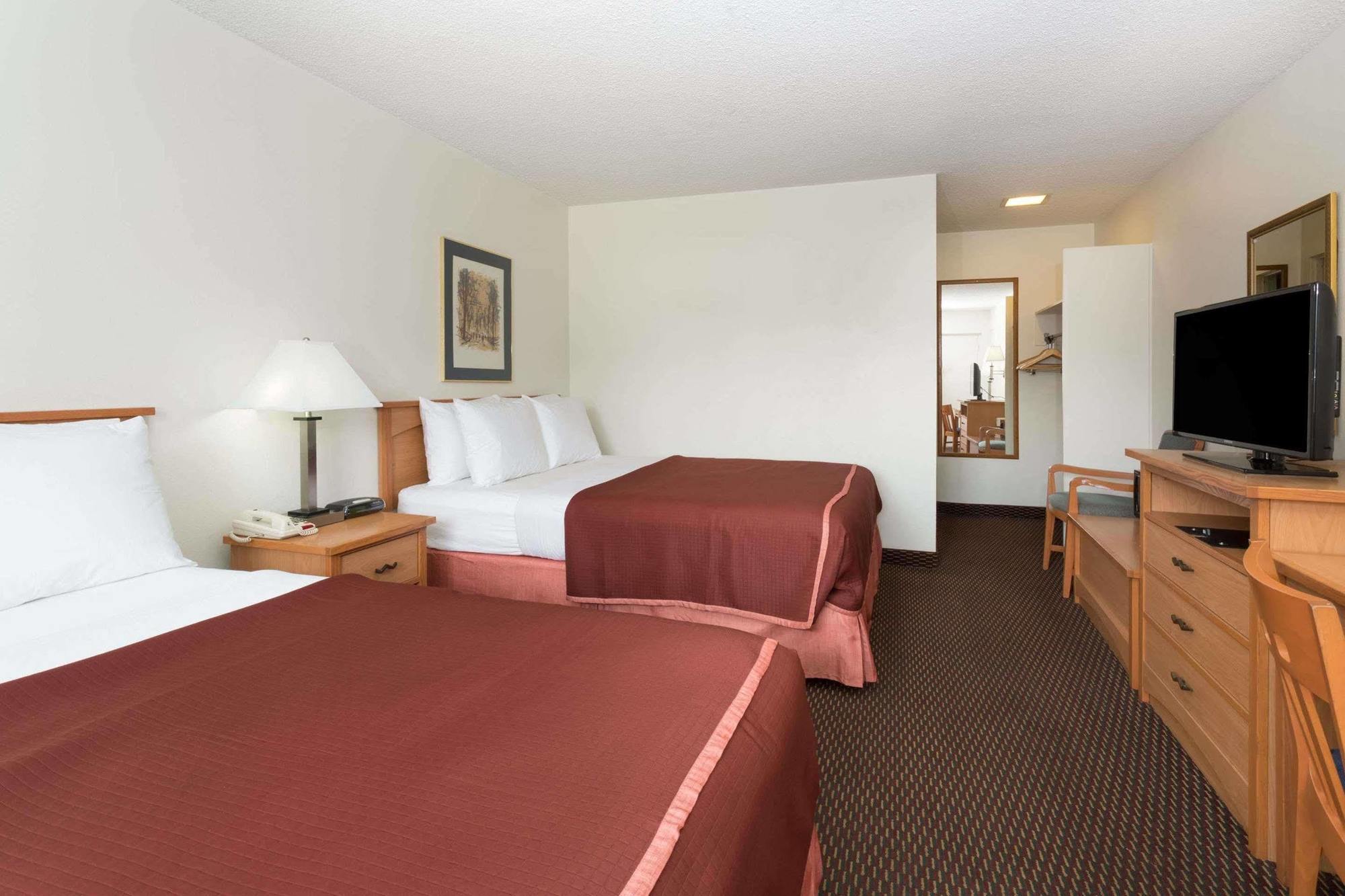 Howard Johnson By Wyndham Colorado Springs Bagian luar foto